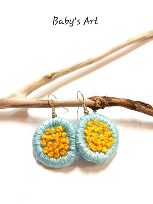 Orecchini ricamati fiore celeste
