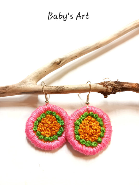 Orecchini ricamati fiore rosa