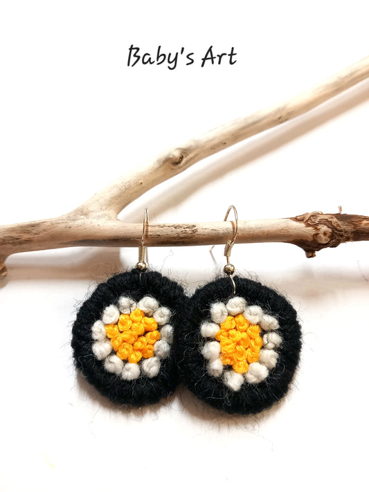 Orecchini ricamati fiore nero
