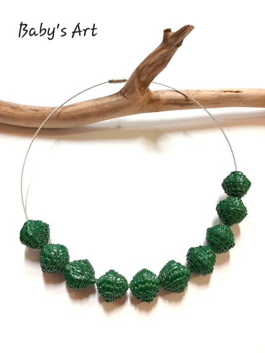 Collana perle ondulate verde scuro