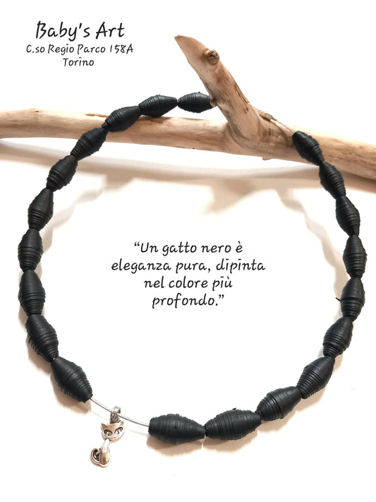 Collana perle nere e gatto