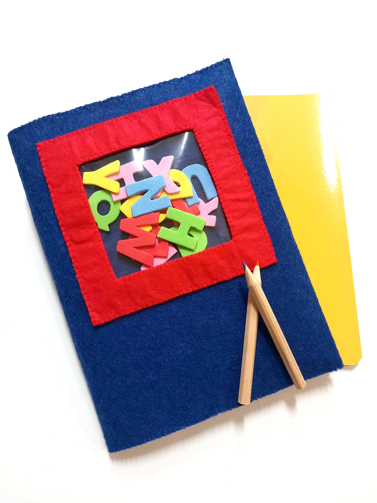 Copertina Sensoriale in feltro con elementi mobili + quaderno A5 blu e rosso