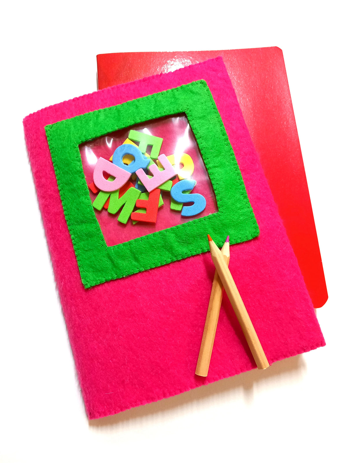 Copertina Sensoriale in feltro con elementi mobili + quaderno A5 fucsia e verde