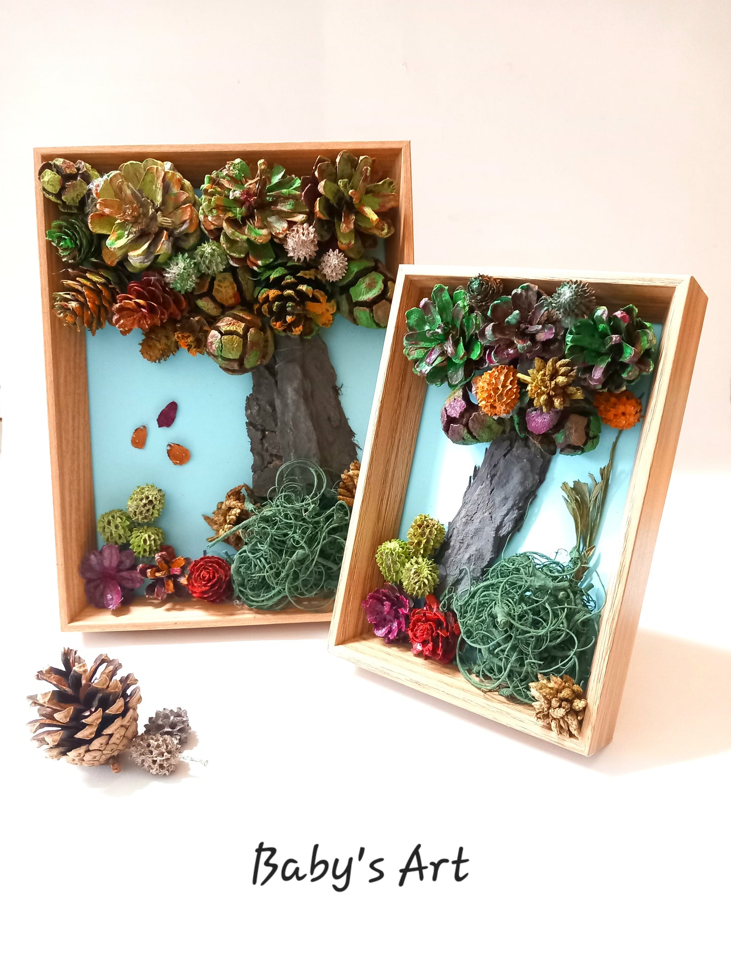 Cornice piccola albero di pigne